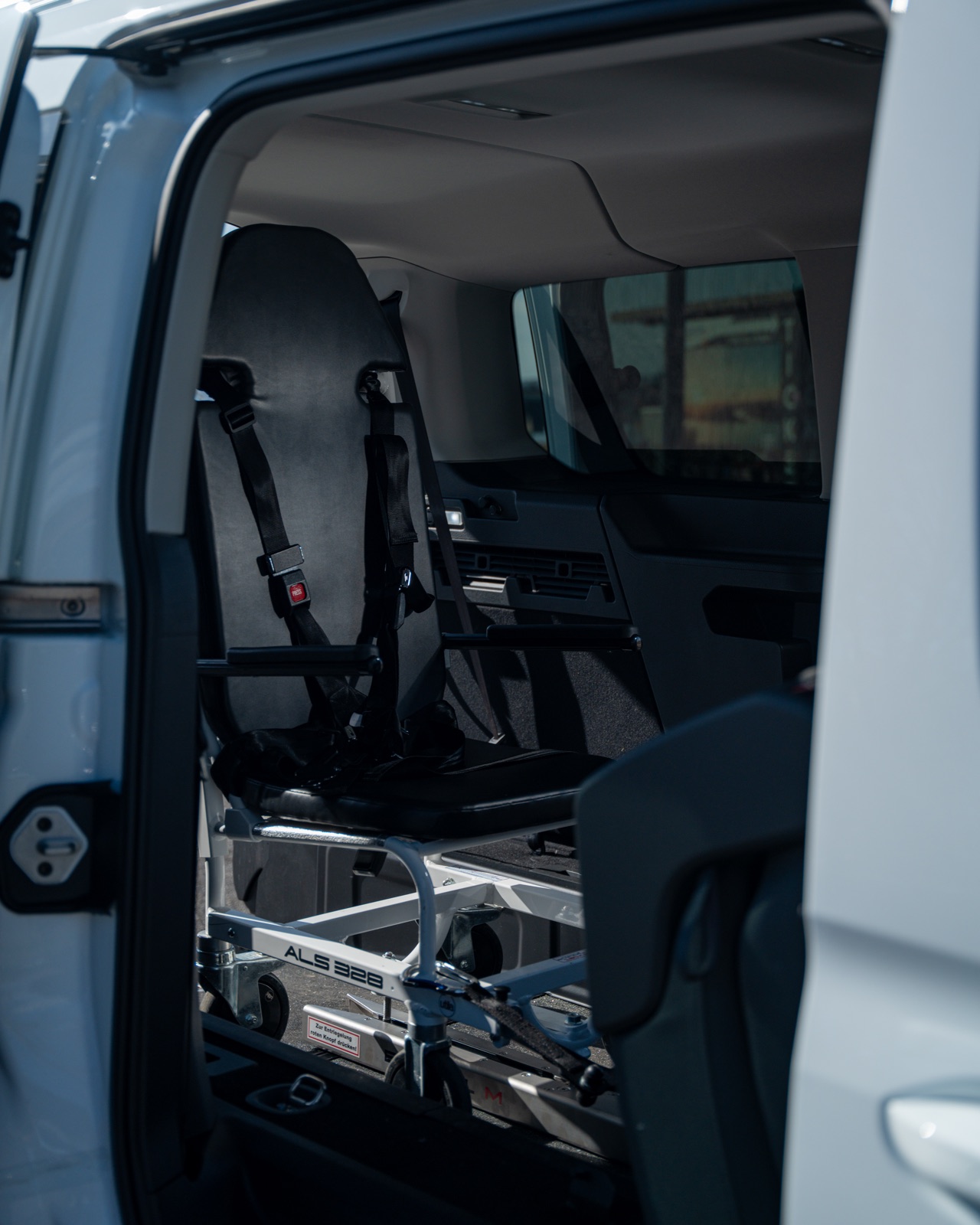 Zertifizierter Tragestuhl mit Gurtsystem fest verankert im Ford Tourneo Connect von Fahrtendienst Weber — für Patiententransport durch enge Treppenhäuser ohne Aufzug